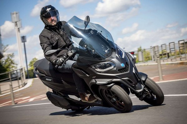 Le scooter Piaggio MP3 : quels en sont les caractéristiques, les avantages et usages ?